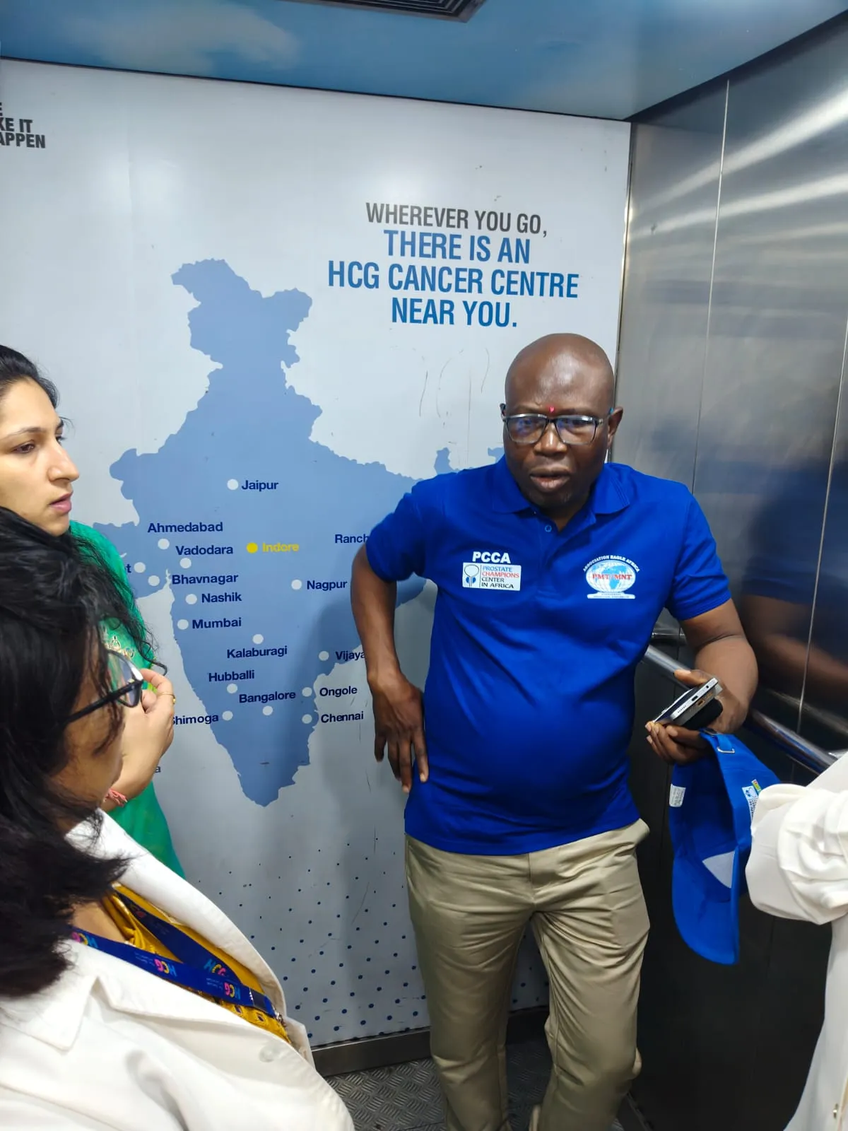 Le Dr Kossi AHADJI devant la carte du réseau des HCG Cancer Centres en Inde