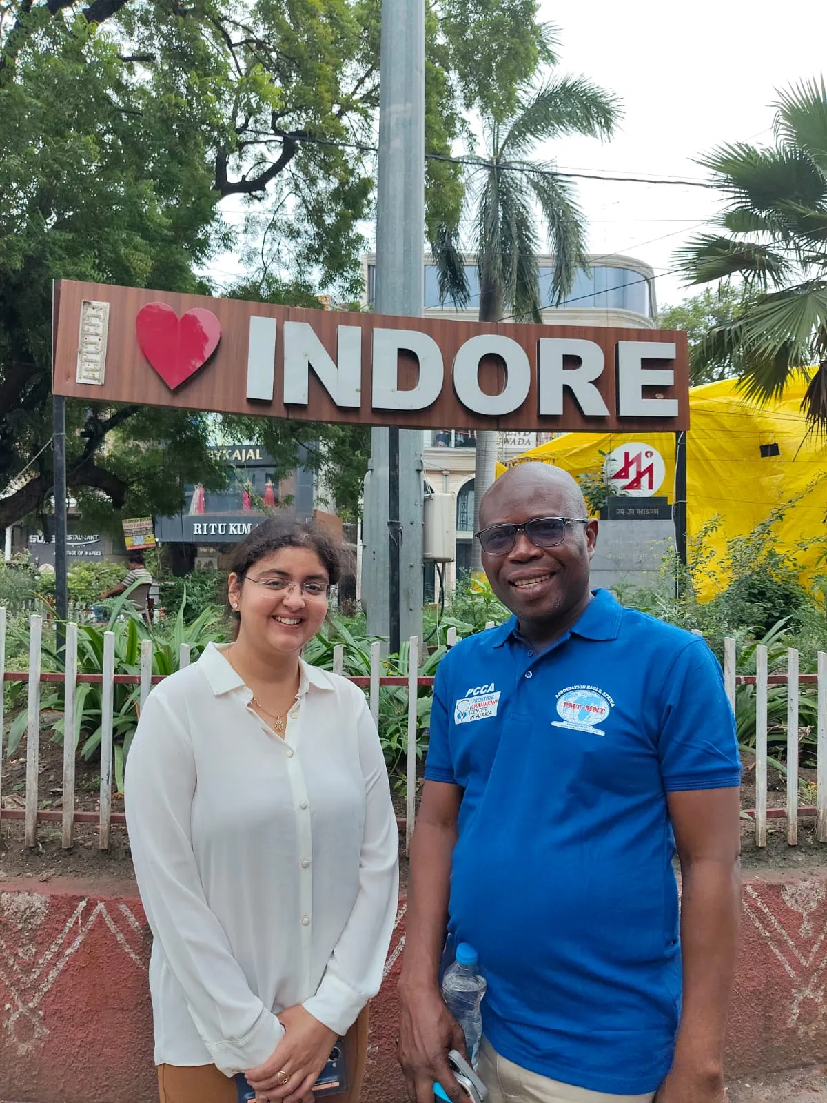 Devant le panneau « I love Indore »